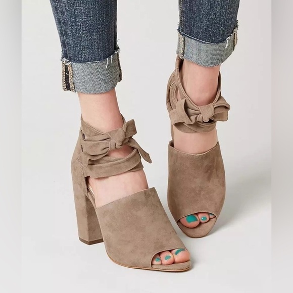 NEW Jessica Simpson Kandiss Block Heel Open Toe Tie Up Suede Sandal in Taupe - Picture 1 of 8
